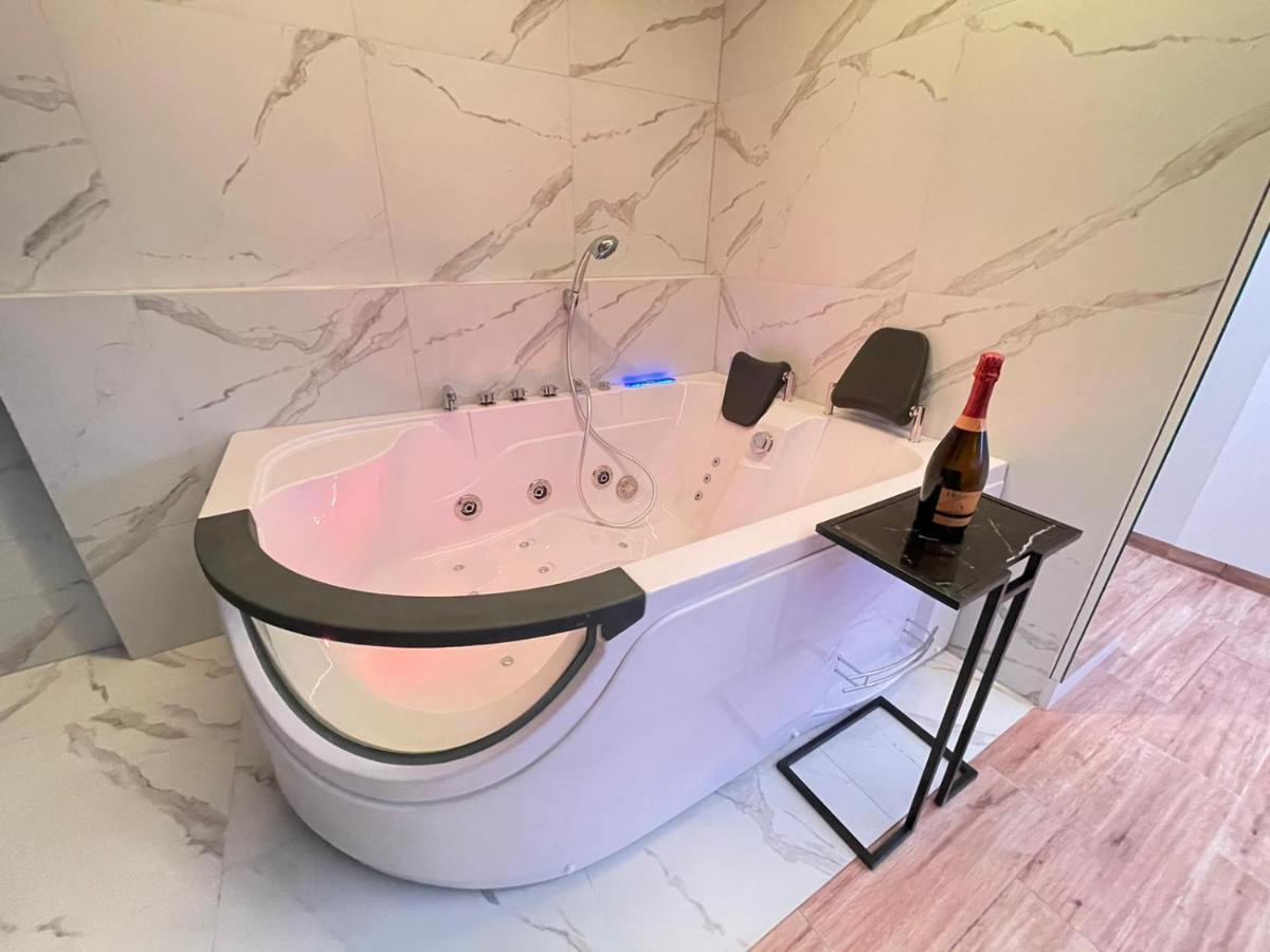 Yourapart Jacuzzi Przy Zamku Krolewskim ワルシャワ エクステリア 写真